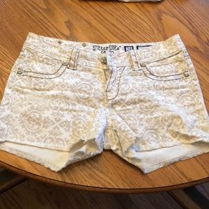 Miss Me print jean shorts size 28